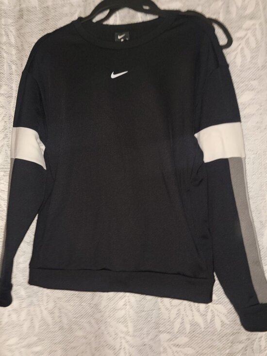 Nike Tops - Nike sweatshirt